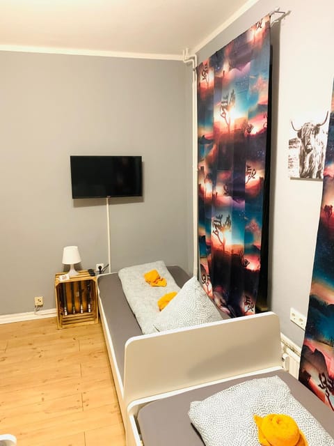 Bed, TV and multimedia, Bedroom, internet, towels