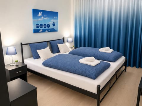 Bed, TV and multimedia, Bedroom, towels