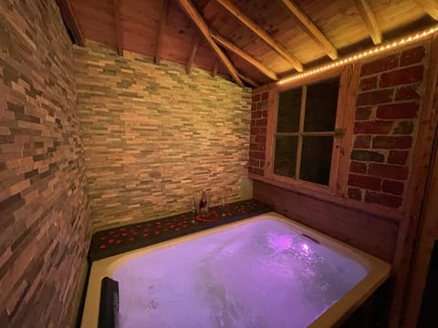 Hot Tub, Spa and wellness centre/facilities