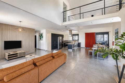 Communal lounge/ TV room, TV and multimedia, Living room, Dining area