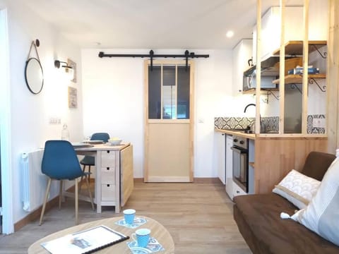 Kitchen or kitchenette, Dining area, minibar