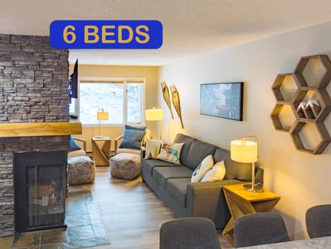 Communal lounge/ TV room, Bed, TV and multimedia, Living room, Seating area, Evening entertainment
