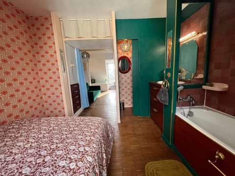 Bed, Bathroom, Photo of the whole room, Bedroom, Bath