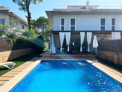 Property building, Day, Summer, Pool view, Swimming pool, sunbed