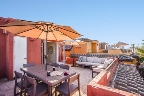 Massive Dream Beach Home - Dog Friendly, AC, Steps2Sand House in Mission Beach