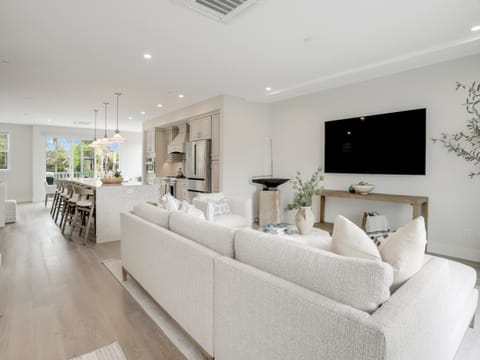 Coastal retreat near the beach w Panoramic Ocean Views, Rooftop Deck, & Firepit House in La Jolla