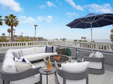 Coastal retreat near the beach w Panoramic Ocean Views, Rooftop Deck, & Firepit House in La Jolla