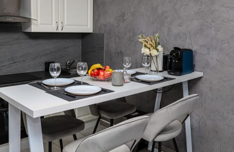 Kitchen or kitchenette, Food and drinks, Dining area