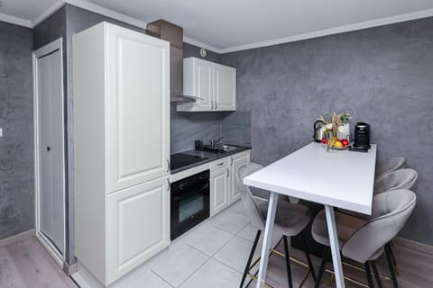 Kitchen or kitchenette, Dining area, minibar, pet friendly, stove
