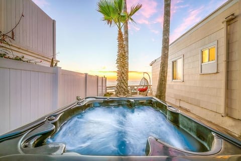 Stunning Oceanfront Villa - Massive Patio, Hot Tub, Parking, Pet Friendly & Views! Villa in Ocean Beach