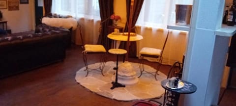 Living room, Lounge or bar, Food and drinks, Seating area, Dining area