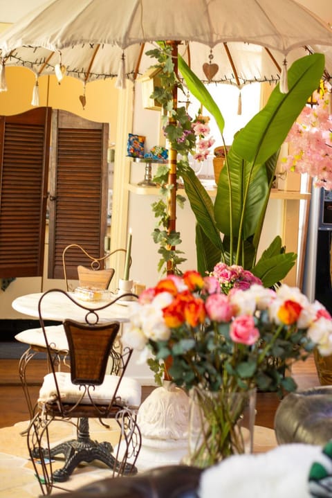 Restaurant/places to eat, Day, Living room, Seating area, Dining area, Breakfast