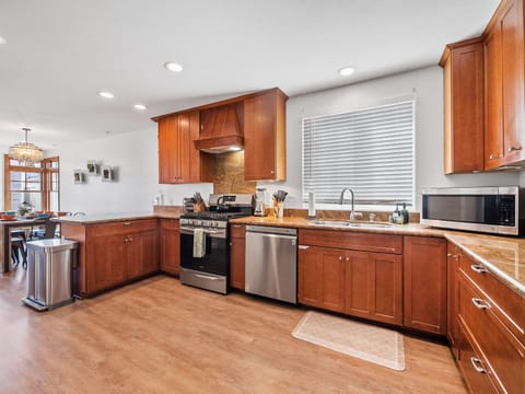 Stunning Beach House- Rooftop Patio & Ocean Views House in Mission Beach