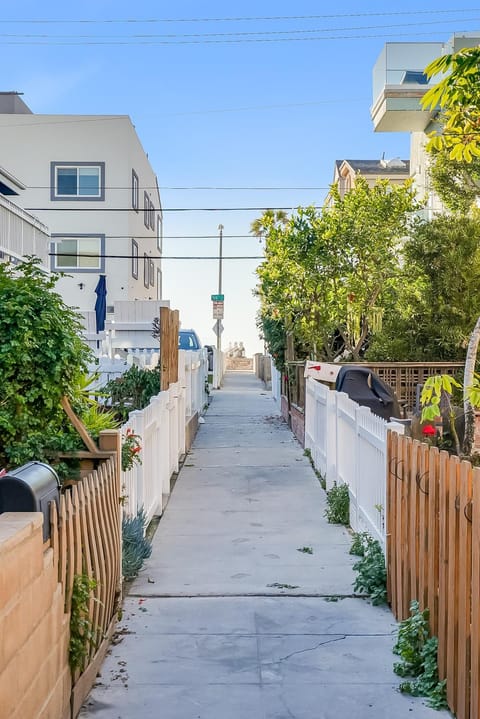 Beautiful Beach Home - Ocean View, AC & Patio House in Mission Beach