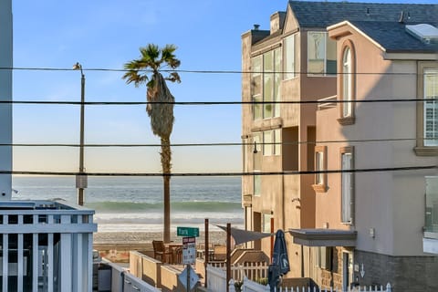 Beautiful Beach Home - Ocean View, AC & Patio House in Mission Beach