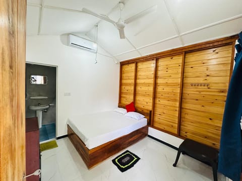 Bed, TV and multimedia, Photo of the whole room, air conditioner