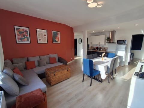 TV and multimedia, Kitchen or kitchenette, Living room, Seating area, Dining area, stove