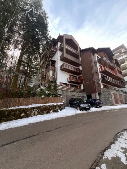 Property building, Winter, Parking