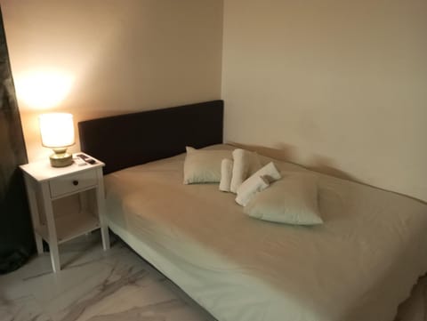 Bed, Photo of the whole room, towels
