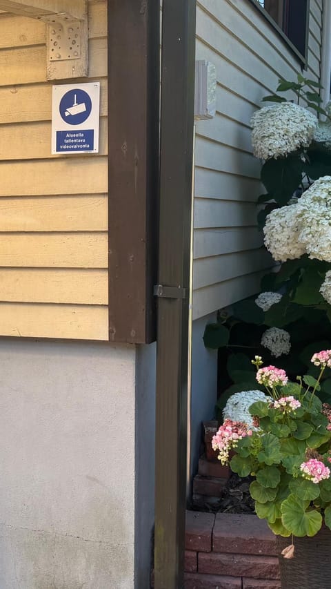 Rauhallinen kaksio Lahdentie tuntumassa, lentokenttämajoitus ja sähköauton latauspiste Apartment in Uusimaa