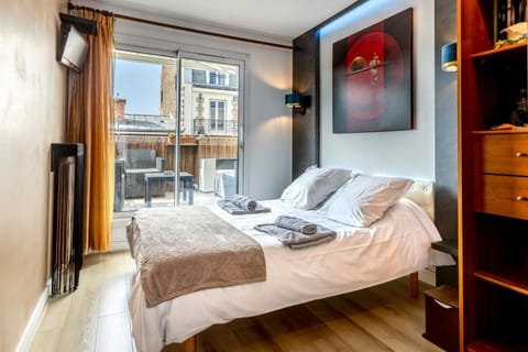 Bed, TV and multimedia, Photo of the whole room, Bedroom, towels, wardrobe