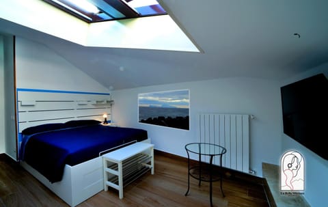 Bed, Photo of the whole room, Bedroom, internet