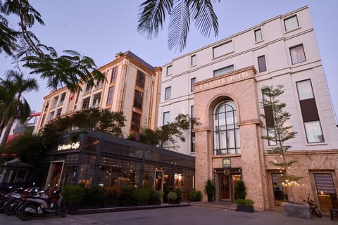 Property building, Facade/entrance, Day, City view, Location, Parking