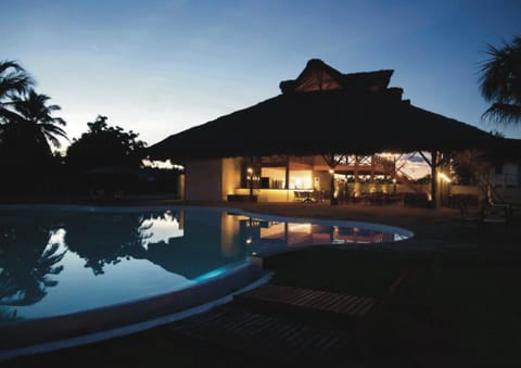 Property building, Restaurant/places to eat, Night, Garden, Balcony/Terrace, Lounge or bar, Seating area, Dining area, Pool view, Swimming pool, sunbed