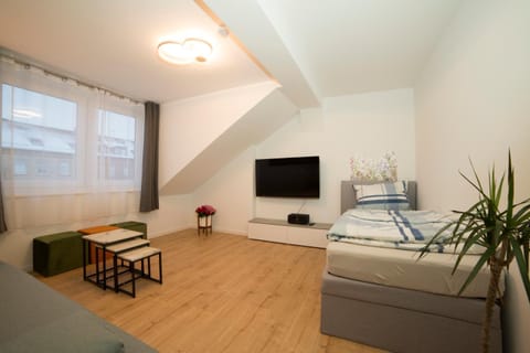 Communal lounge/ TV room, Bed, TV and multimedia, Living room, Photo of the whole room, Seating area, Evening entertainment, Bedroom, Entertainment