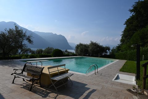 Open space fronte lago Apartment in Monte Isola