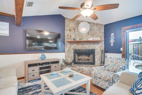 Centrally Located Clearwater Home with Outdoor Pool! House in Dunedin