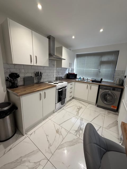 Contractor and Family, Private Detached Property DY5 Apartment in Stourbridge