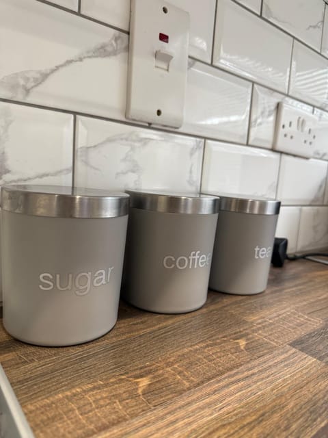 Contractor and Family, Private Detached Property DY5 Apartment in Stourbridge