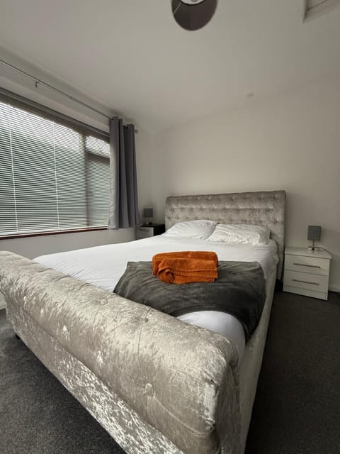 Contractor and Family, Private Detached Property DY5 Apartment in Stourbridge