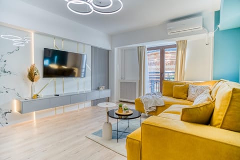 Communal lounge/ TV room, TV and multimedia, Living room, Seating area, Evening entertainment, locker, air conditioner