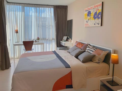 Bed, Living room, Photo of the whole room, Seating area, Bedroom