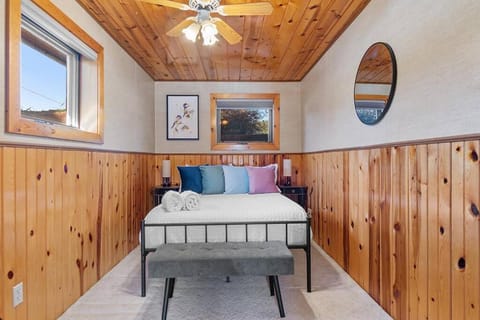 Bed, Photo of the whole room, Seating area, Dining area, Bedroom, fireplace