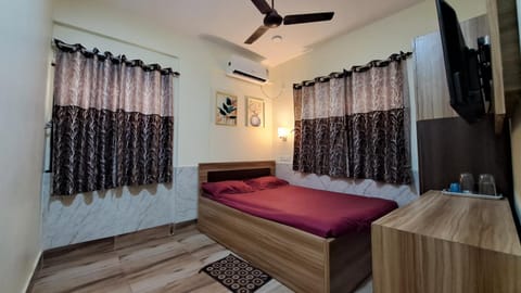 Bed, TV and multimedia, Bedroom, fireplace