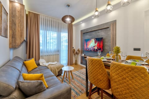 TV and multimedia, Living room, Seating area, Dining area