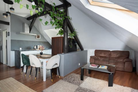 Kitchen or kitchenette, Seating area