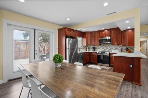 Dog Friendly Home Near the Beach with Grill, Fire Pit, Enclosed Backyard House in La Jolla