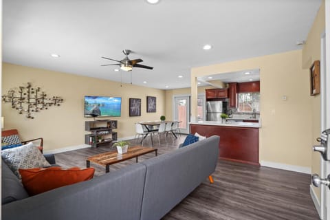 Dog Friendly Home Near the Beach with Grill, Fire Pit, Enclosed Backyard House in La Jolla