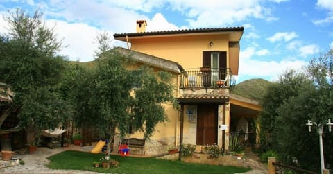 Property building, Patio, Facade/entrance, Natural landscape, Garden, Balcony/Terrace, Garden view