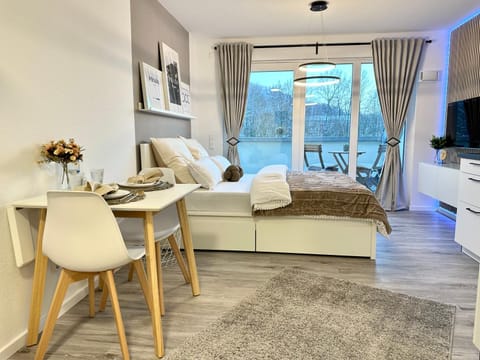 Bed, TV and multimedia, Living room, Photo of the whole room, Dining area, Bedroom