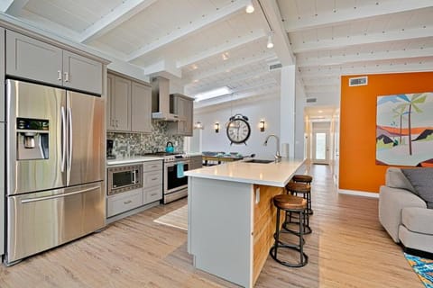 Shores Perfection - Spa, AC, Pet Friendly, Parking, Fire Pit & Massive Private Yard! House in La Jolla Shores