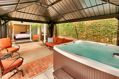 Shores Perfection - Spa, AC, Pet Friendly, Parking, Fire Pit & Massive Private Yard! House in La Jolla Shores