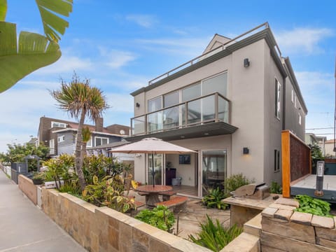 Ocean View Beach Haven! Steps2Beach & Pet Friendly House in Mission Beach