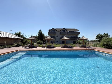 Property building, Day, Balcony/Terrace, Swimming pool, Swimming pool, sunbed