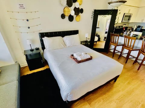 Bed, Dining area, Bedroom