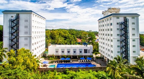Property building, Day, Balcony/Terrace, Pool view